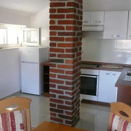 Toni, Borik アパート *