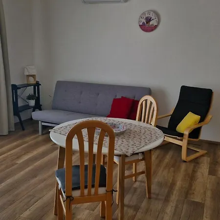 Toni, Borik アパート *