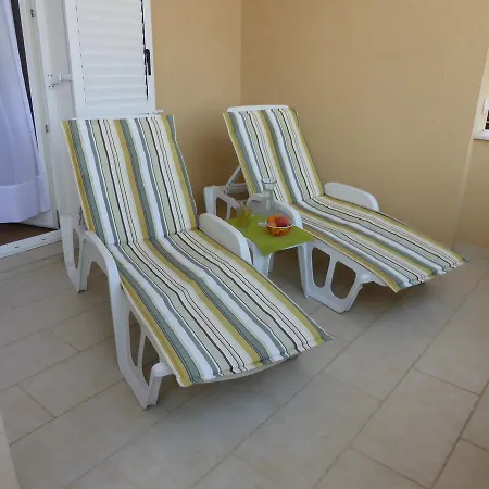 Toni, Borik アパート *