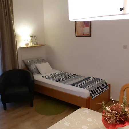 Toni, Borik アパート *